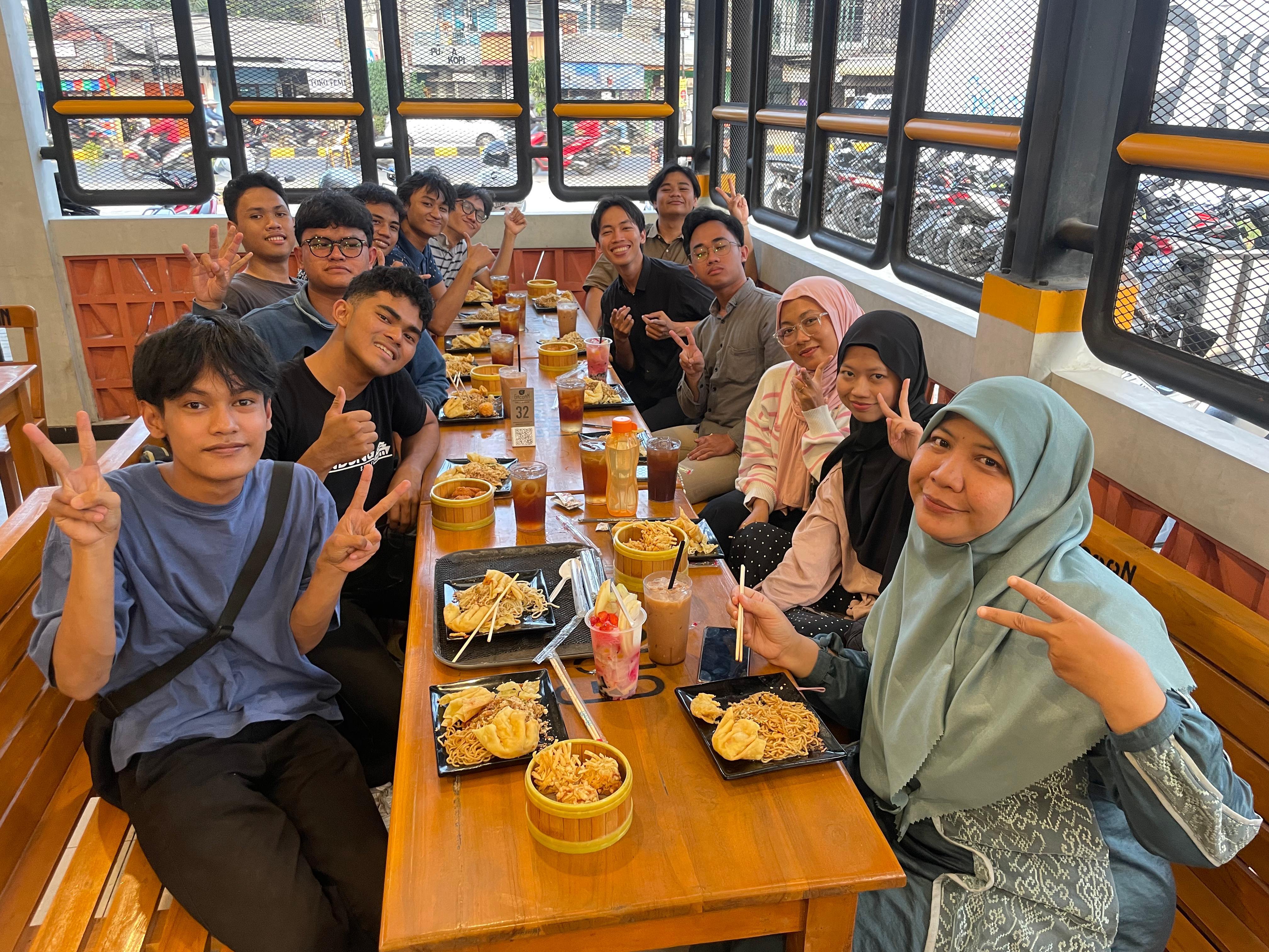 Seluruh Mahasiswa bersama Ibu Elsy